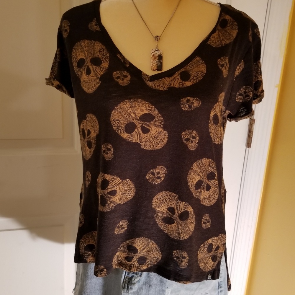 Rock & Republic hi low skull t-shirt medium